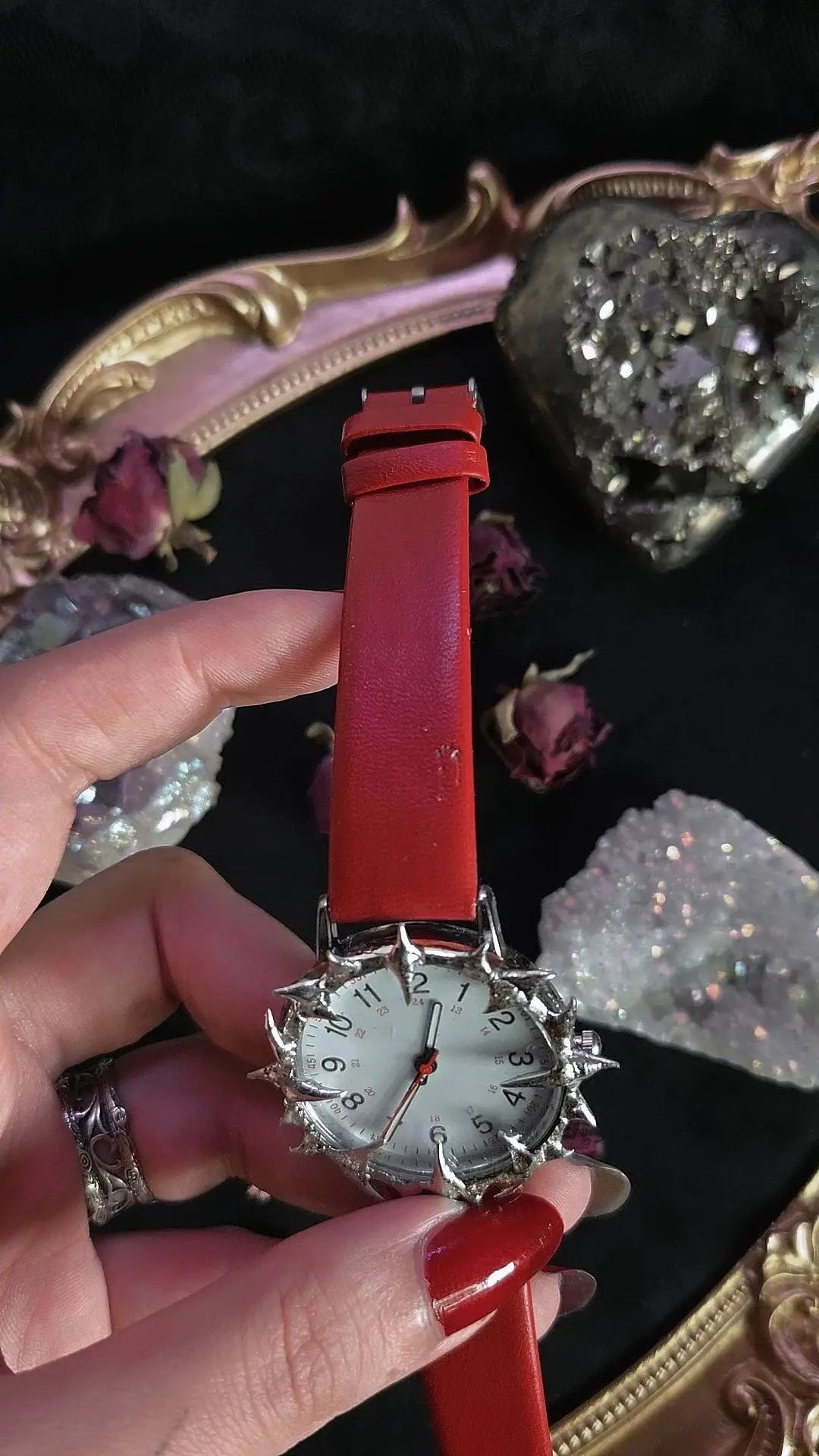 Red watch - Book of Kissu