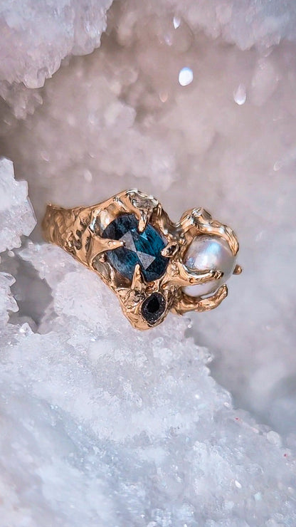 Lunaris Oracle - UK R / US 9 Book of Kissu