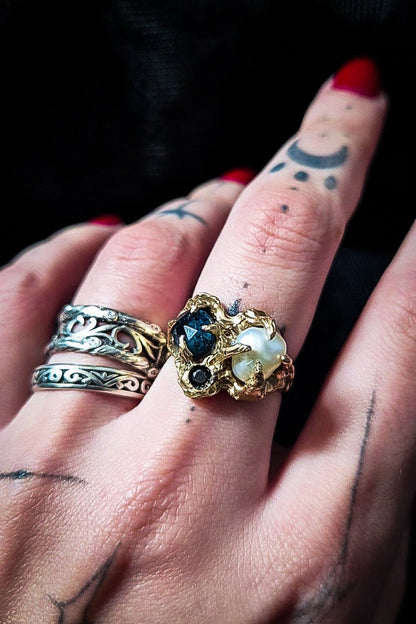 Lunaris Oracle - UK R / US 9 Book of Kissu