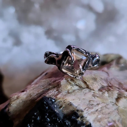 Moonveil - UK O / US 7 1/2 Book of Kissu