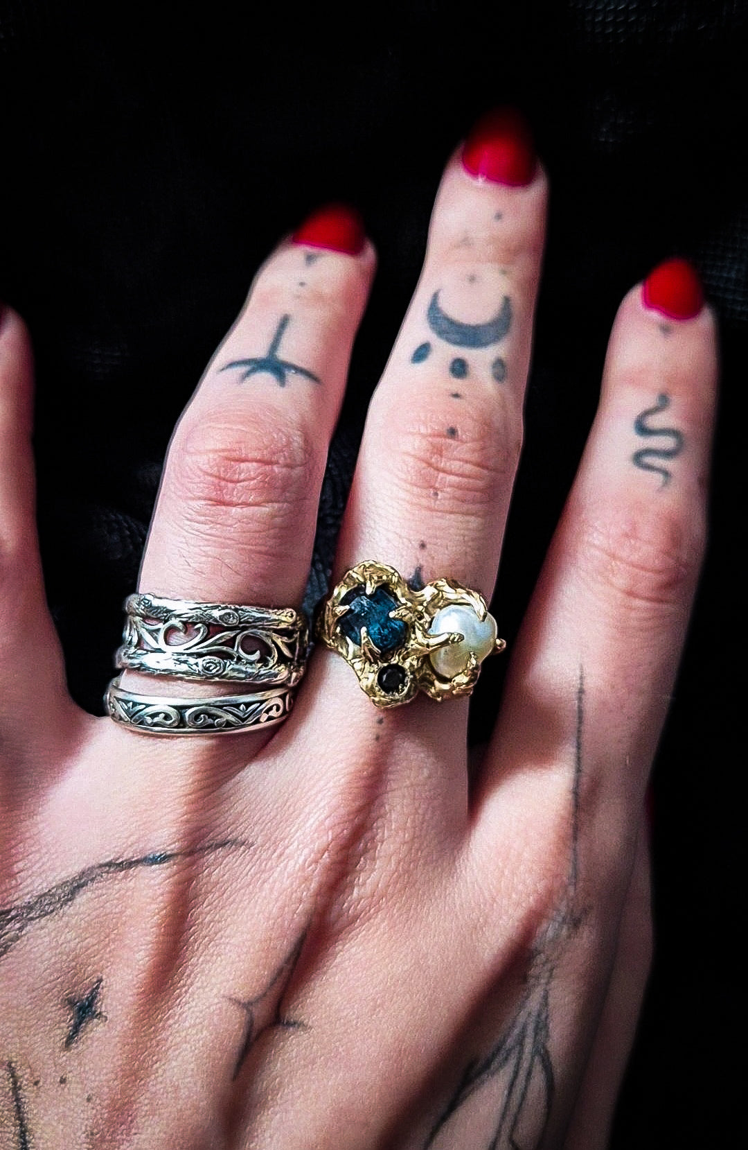 Lunaris Oracle - UK R / US 9 Book of Kissu